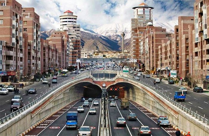 Столица страны Тегеран - крупный развитый город